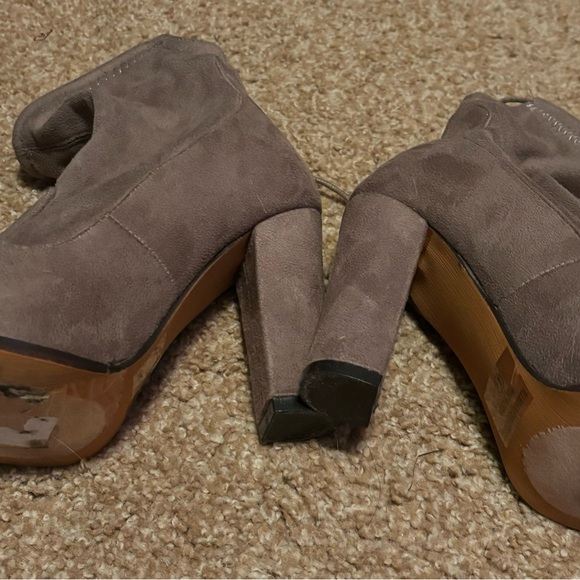 EUC-Vegan Shirhk brown suede boots - Picture 10 of 10